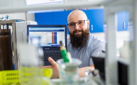 Dr inż. Piotr Ofman i zaprojektowany przez niego reaktor biologiczny typu SBR. Fot. Paweł Jankowski