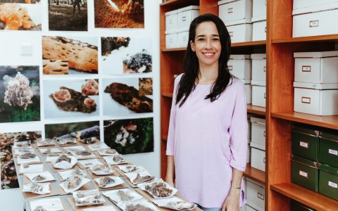 Maria Cecylia Fasano z materiałem do badań zebranym w Puszczy Białowieskiej, fot. Joanna Krukowska