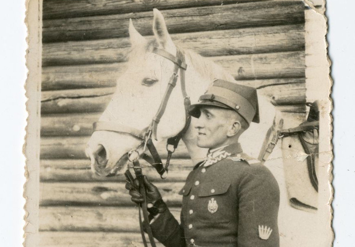 Kapral Jan Sosnowski z 10. pułku ułanów z koniem, Białystok, 1937. Fotografia w zbiorach Muzeum Wojska w Białymstoku, nr inw. MWB/D/1133.