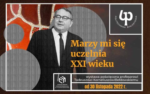 Tadeusz Bełdowski na zdjęciu na tle mozaiki PB