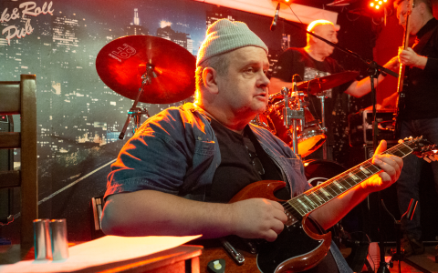 Mężczyzna z gitarą
