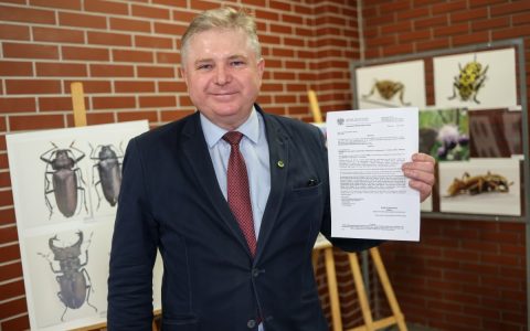 Mężczyzna z patentem w ręku
