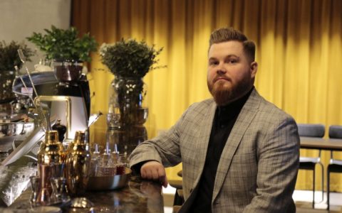 mezczyzna z brodą na zdjęciu