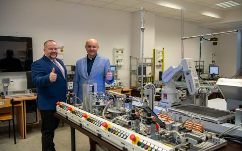 Dr inż. Roman Trochimczuk i dr hab. inż. Łukasz Sajewski, prof. PB, z Wydziału Elektrycznego Politechniki Białostockiej