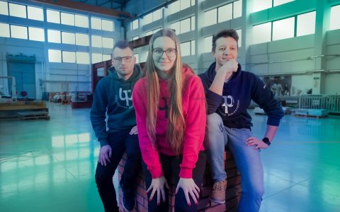 Studenci promują Wydział Budownictwa i Nauk o Środowisku Politechniki Białostockiej. Pierwszy z prawej - Bruno Niezbecki, fot. Maciej Giedrojć Juraha