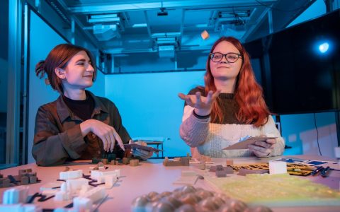 Studentki Wydziału Architektury z makietami domów_fot. Maciej Giedrojć-Juraha