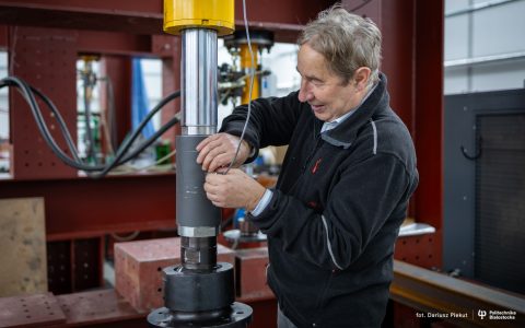 Politechnika Białostocka ma patent na wynalazek pn. „Głowica opadowa systemu szalunkowego”