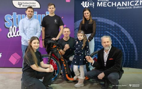 2024.01.18 Przekazanie hulajnogi na płozach. Uczelnia wspiera akcję charytatywną fot. Dariusz Piekut PB