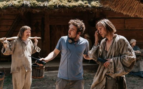 Paweł Maślona na planie filmu "Kos". Po prawej - Bartosz Bielenia jako Ignac