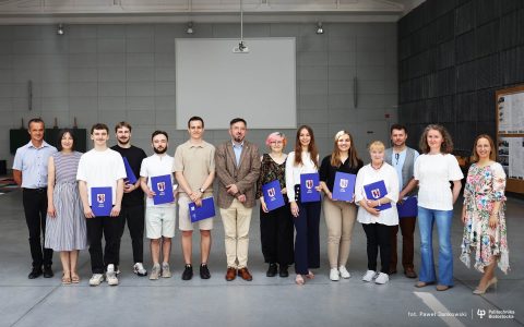 grupa młodych ludzi w hali Wydziału Architektury