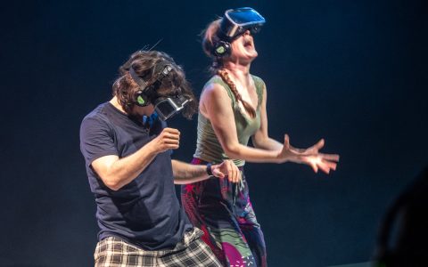 mężczyzna i kobieta w goglach VR