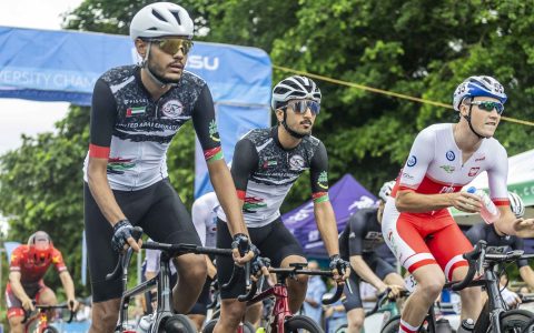 młodzi mężczyźni na rowerach wyścigowych