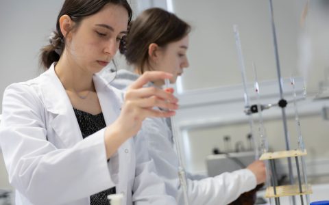 Dziewczyny w laboratorium biotechnologii