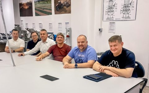 grupa mężczyzn przy stole