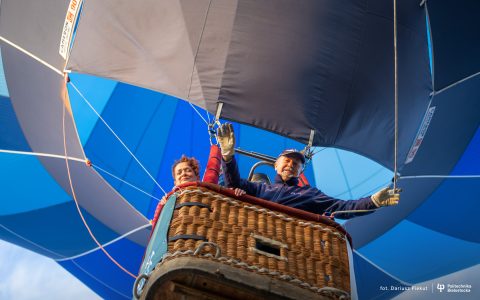 dwoje ludzi w koszu balonu