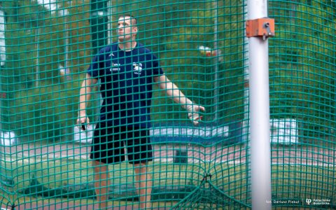 Wojciech Nowicki w klatce do rzucania młotem