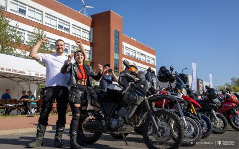 para przed szeregiem motocykli na tle budynku PB