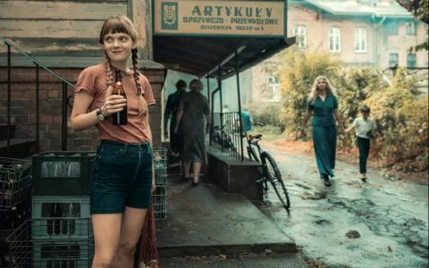 kadr z filmu Simona Kossak, na pierwszym planie Sandra Drzymalska