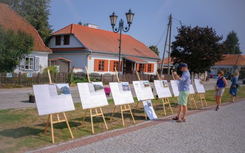 Sztalugi z pracami na rynku w Tykocinie