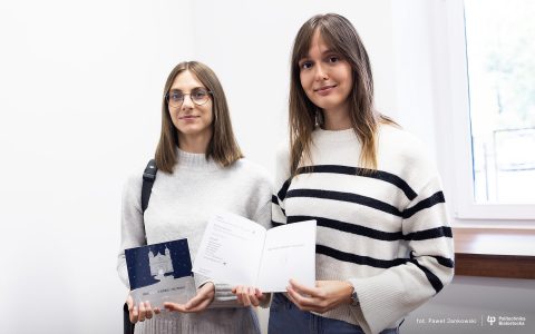 dwie dziewczyny z książeczką w ręku