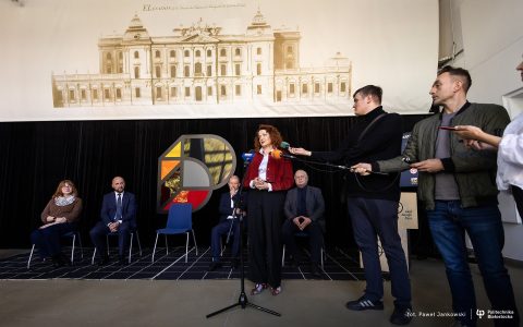 Konferencja prasowa, przy mikrofonie Rektor