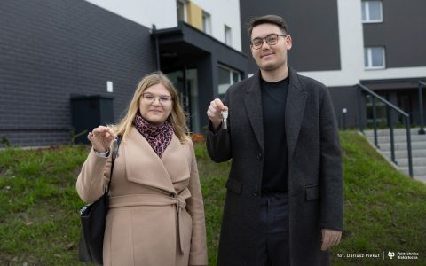 Dziewczyna i chłopak pokazują klucze do mieszkania