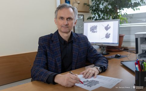 Mężczyzna przed monitorem
