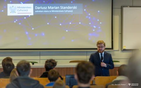Minister mówi do studentów