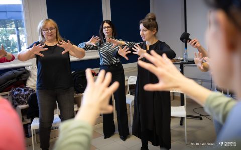osoby w kręgu wykonują ćwiczenie