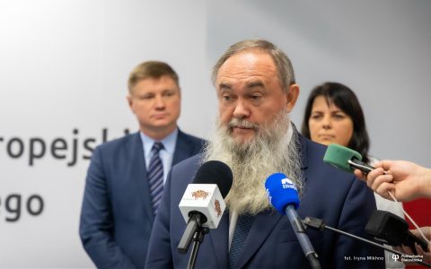Na pierwszym planie rektor Świercz