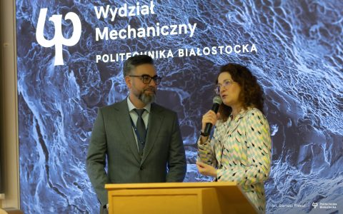 Mężczyzna i kobieta za mównicą