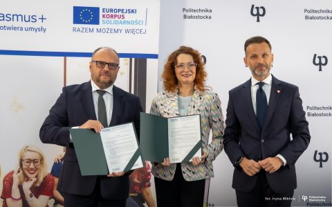 trzy osoby na ściance