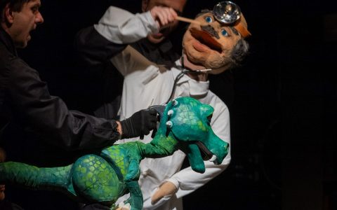 Na pierwsźym planie dinoźaur, w tle doktor