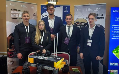 grupa studentów z robotem