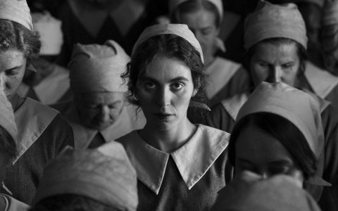 cźarno-białe foto ź kobietami - kadr ź filmu