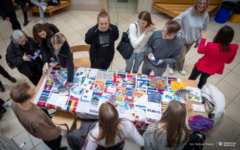Podczas wiosennej edycji Erasmus Days w Politechnice Białostockiej studenci dowiedzieli się jak skorzystać z wymiany zagranicznej w ramach Programu Erasmus +. Na wszystkich wydziałach Politechniki Białostockiej pracownicy Działów Współpracy Międzynarodowej zorganizowali spotkania informacyjne z udziałem wydziałowych koordynatorów ds. Erasmusa i studentami zrzeszonymi w Erasmus Student Network. O swoich doświadczeniach z pobytu na Erasmusie opowiedzieli studenci, którzy spędzili semestr lub dwa na zagranicznej uczelni partnerskiej. – Dużo nowych znajomości, integracji oraz ciekawe doświadczenia na studiach – mówi Maciej Słota, student architektury na Wydziale Architektury Politechniki Białostockiej, który wrócił z Erasmusa na uczelni w Portugalii. – Mogłem bardziej rozwinąć kreatywność, bo uczelnia portugalska stawiała przede wszystkim na stronę artystyczną projektów architektonicznych. Na naszym wydziale bardziej skupiamy się na części technicznej. Anita Jurkowska, studentka na Wydziale Informatyki Politechniki Białostockiej, spędziła dwa semestry na Universidad de Almeria w Hiszpanii. – Pierwsze tygodnie były dość trudne: nowe otoczenie, kraj, ludzie. Z czasem człowiek się przystosuje. Na studiach wybrałam przedmioty, na których zajęcia odbywały się zarówno po hiszpańsku i po angielsku. Zaliczyłam wszystko, a nauczyciele byli pomocni i wyrozumiali. Zdarzało się, że w grupie nie miałam styczności z innymi Erasmusami, tylko z Hiszpanami. Oni widząc nową twarz sami podchodzą i pytają, czy mogą pomóc w aklimatyzacji – wspomina studentka. Erasmus Days odbywają się w Politechnice Białostockiej dwa razy w roku, tuż przed rozpoczęciem rekrutacji na wyjazd. Głównym celem przedsięwzięcia jest przekonanie studentów do udziału w mobilności akademickiej. Dla wielu to przygoda życia, szansa na zdobycie cennych doświadczeń, które przekładają się na większe możliwości zatrudnienia, czy rozszerzenie perspektyw zawodowych. Studenci powracający z Erasmusa potwierdzają, że udział w Programie to same korzyści: • umożliwia studiowanie na uczelni zagranicznej, • naukę języka obcego w naturalnym środowisku, • nawiązanie kontaktów ze studentami z całego świata, • poznawanie kultury, kuchni i tradycji innego kraju, • zdobycie unikalnych doświadczeń i sprawdzenie swoich zdolności do adaptacji, • wzbogacenie CV i otwarcie nowych perspektyw kariery zawodowej. W obszarze mobilności studenckiej Politechnika Białostocka znajduje się w czołówce rankingu krajowych uczelni wyższych. Erasmusi z PB najchętniej wybierają uczelnie w Hiszpanii, Portugalii i we Włoszech. W semestrze letnim i zimowym w roku akademickim 2023/2024 na wyjazd w ramach programu Erasmus+ zdecydowało się 133 studentów Politechniki Białostockiej. Praktyki za granicą odbyło 19 studentów PB. Natomiast na studia w Politechnice Białostockiej w semestrze zimowym w roku akademickim 2024/2025 zdecydowało się 356 obcokrajowców: w tym studentów Erasmus+, full time oraz studentów Międzynarodowej Szkoły Inżynierskiej ISE. Wiosenna edycja Erasmus Days odbyła się w dniach 3-5 marca 2025 roku. Głównym celem przedsięwzięcia było wsparcie rekrutacji studentów na studia zagraniczne w semestrze zimowym 2025/2026. Żeby wyjechać na studia w ramach Erasmusa studenci Politechniki Białostockiej powinni wykazać się znajomością języka angielskiego na poziomie minimum B2 oraz średnią ocen z dwóch ostatnich semestrów. Można wyjechać na każdym stopniu studiów, na maksymalnie 12 miesięcy. Do wyboru jest blisko 340 uczelni w Europie i poza UE, z którymi Politechnika Białostocka zawarła porozumienia dotyczące mobilności akademickiej. Zainteresowani studenci powinni złożyć wniosek o wyjazd w USOSweb Politechniki Białostockiej w terminie od 11 do 29 marca. Więcej informacji na stronie: Program ERASMUS+ Wyjazdy studentów – KA131