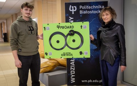 Tablica do ćwiczeń sensorycznych dla dzieci z niepełnosprawnością ruchową