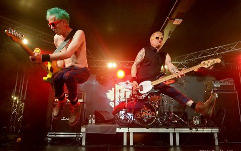 dwóch muzyków Toy Dolls w wyskoku