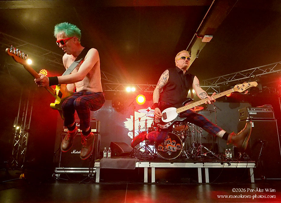 dwóch muzyków Toy Dolls w wyskoku